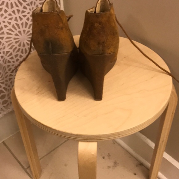 Chukka style boot with high heel - Picture 3 of 5